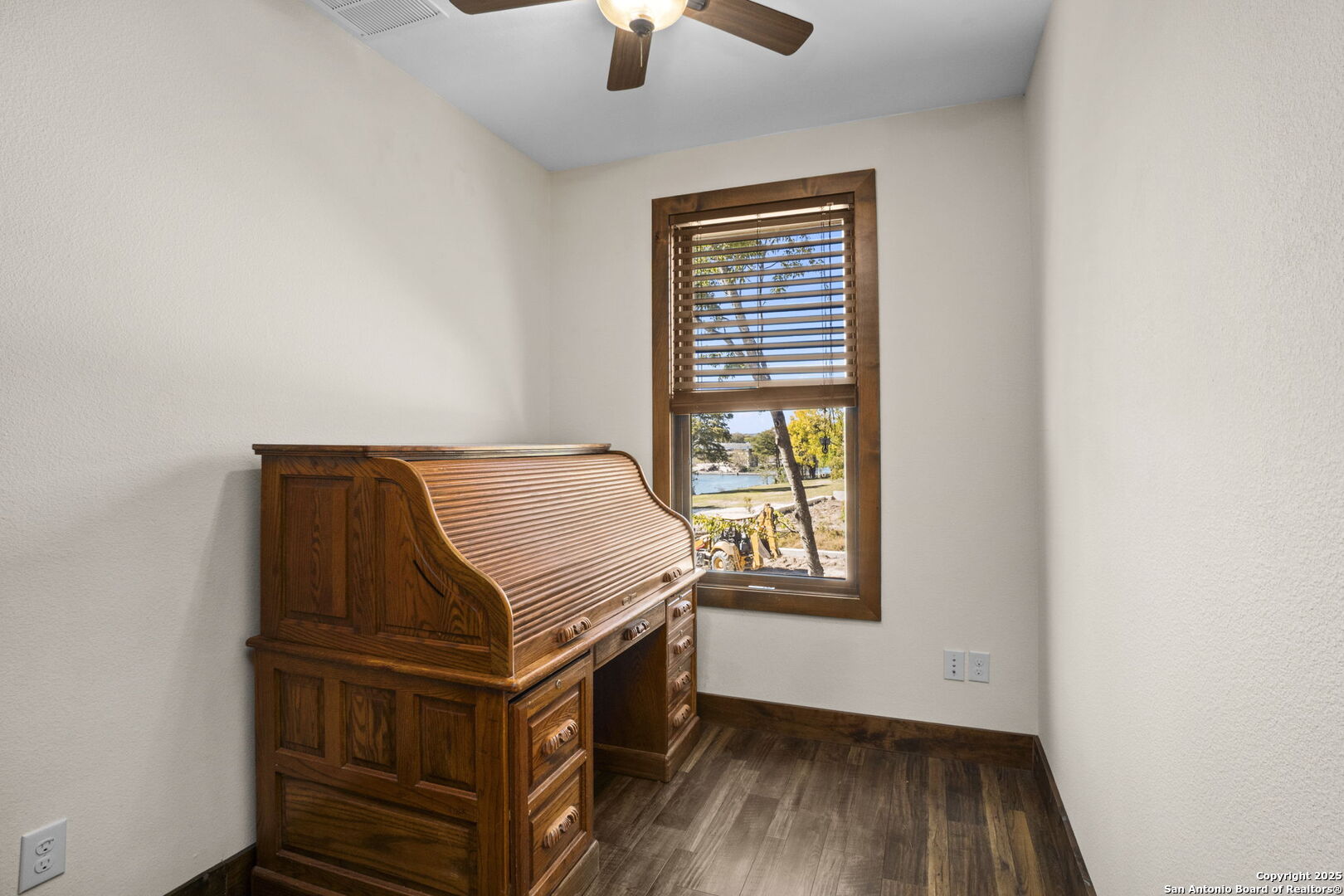3615 Riverside Drive Kerrville, TX 78028 - Photo 26 of 50 a room with a bed and a window