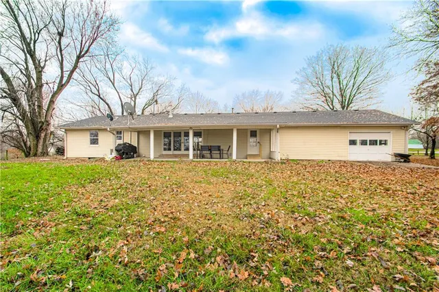 $425,000 | 11850 West 239th Street, Bucyrus, KS 66013