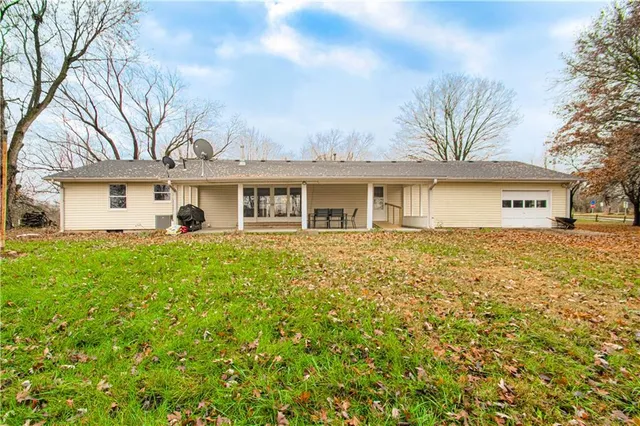 $425,000 | 11850 West 239th Street, Bucyrus, KS 66013