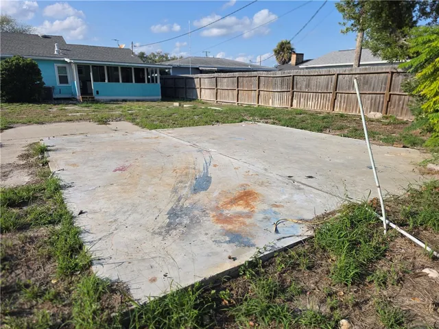 a view of house with a yard