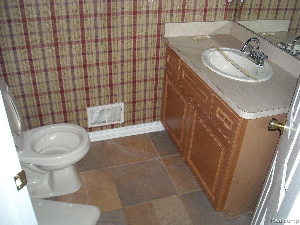 6494 Chatham Circle Rochester, MI 48306 - Photo 11 of 17 048