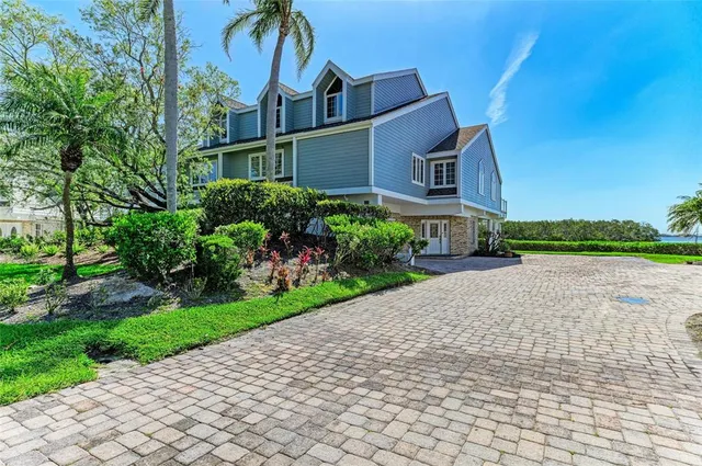 a black and white photo of a living room