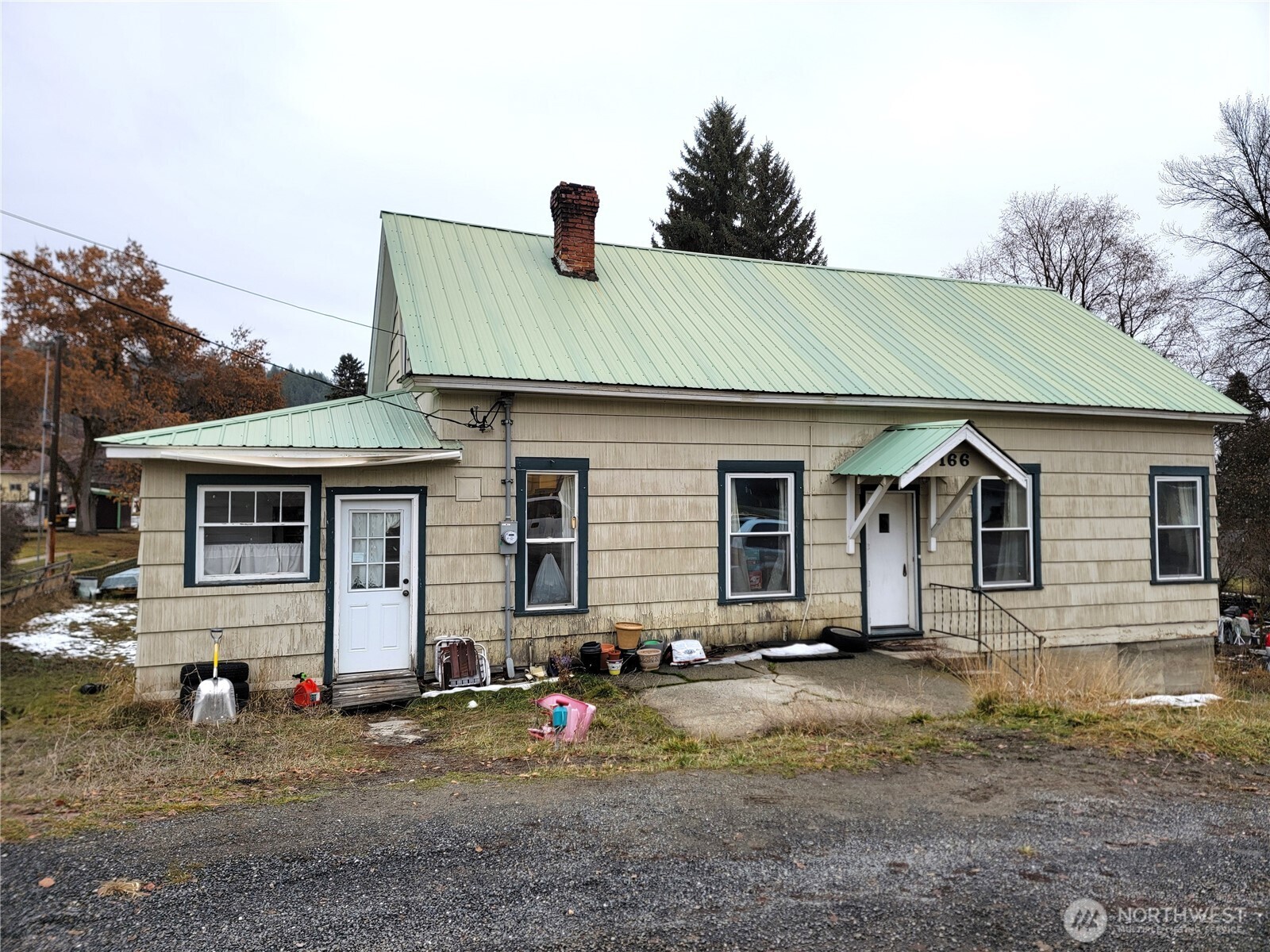166 North Jefferson Street Republic, WA 99166 - Photo 2 of 20 a front view of a house with garden