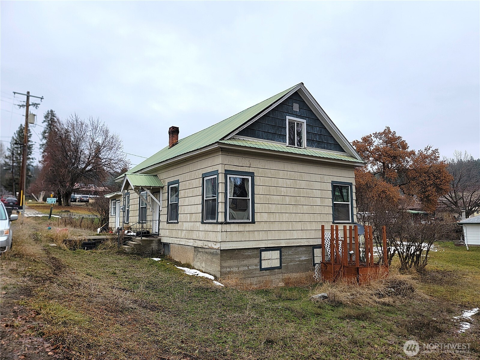 166 North Jefferson Street Republic, WA 99166 - Photo 3 of 20 a front view of a house with garden