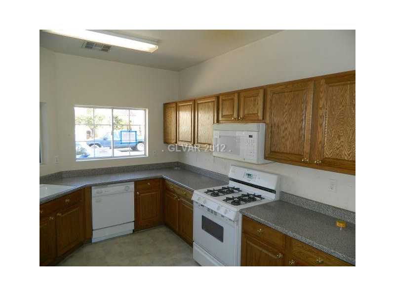 5959 Crumbling Ridge Street Henderson, NV 89011 - Photo 7 of 35 Kitchen. PLENTY OF COUNTER SPACE IN THIS KITCHEN