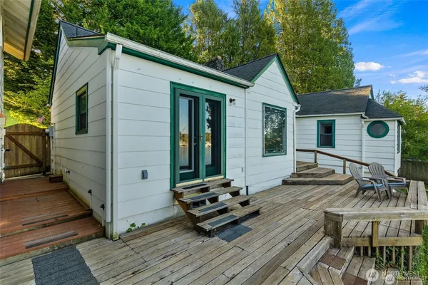 $999,000 | 1333 East Bay Drive Northeast, Olympia, WA 98506