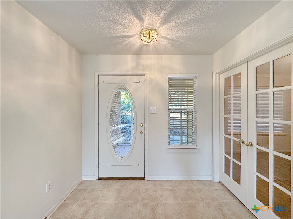 4575 Tanglewood Trail Spring Branch, TX 78070 - Photo 5 of 48 an empty room with windows