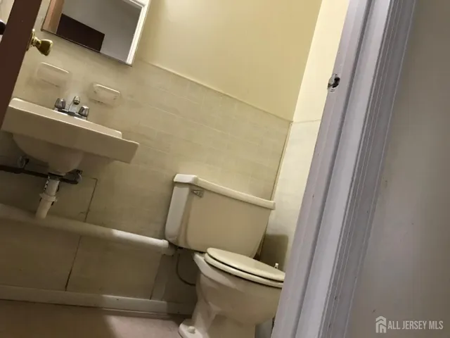 a view of a small house with yard