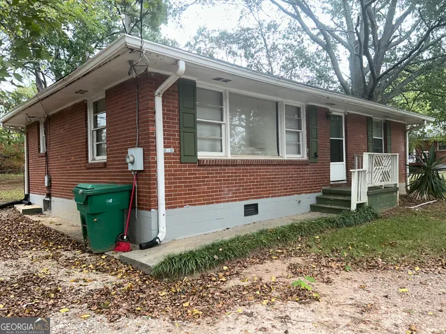 a view of a house with backyard