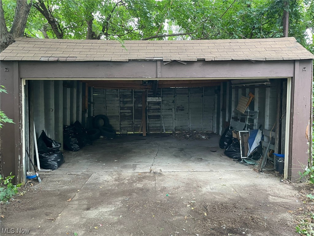 1493 Larchmont Road Cleveland, OH 44110 - Photo 4 of 30 View of garage