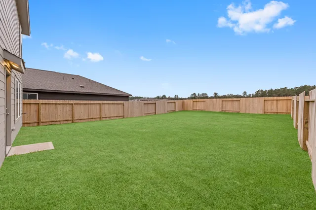 a view of a back yard