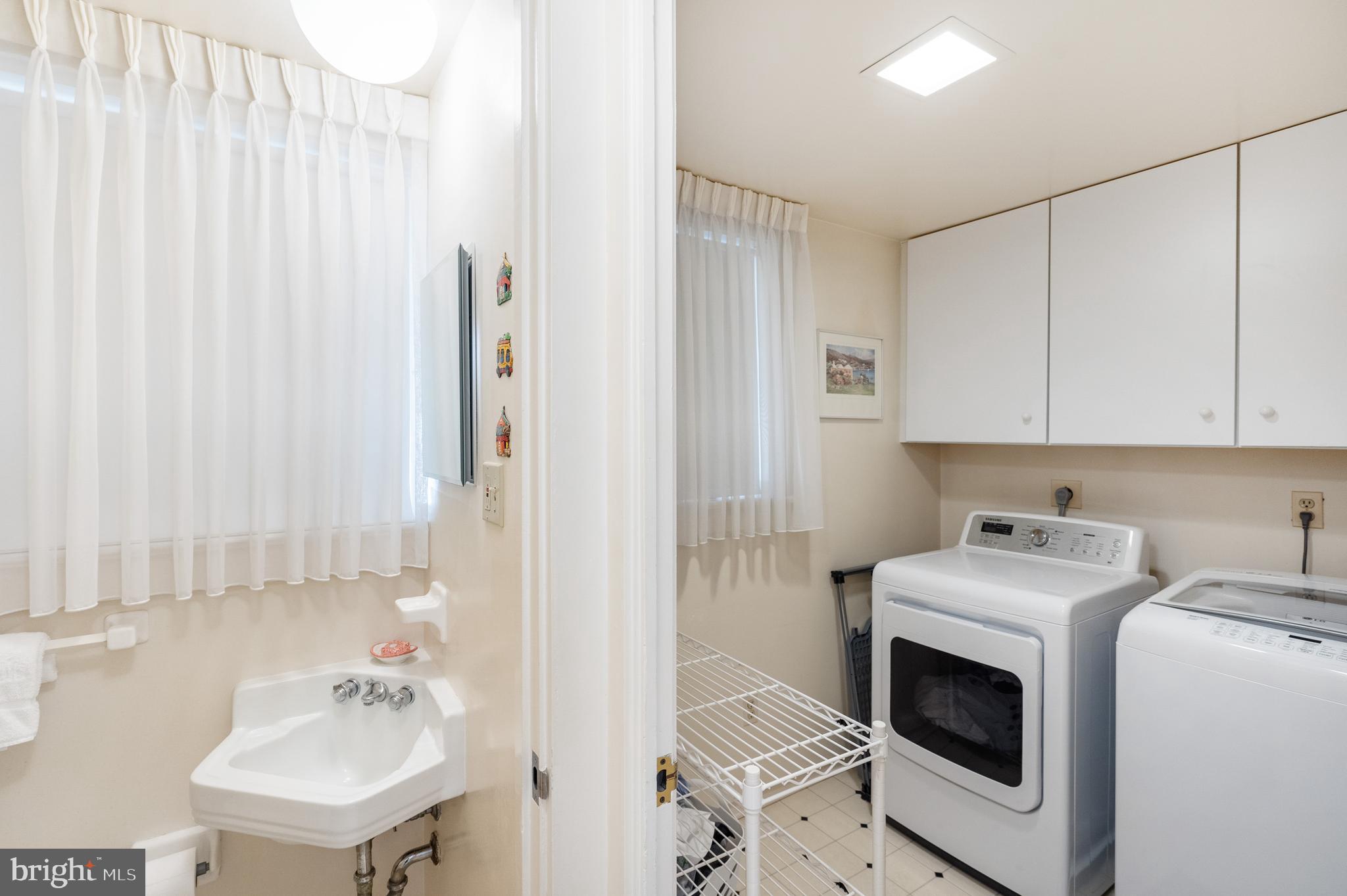 7316 Brightside Road Baltimore, MD 21212 - Photo 21 of 46 First floor full bath and lanudry.