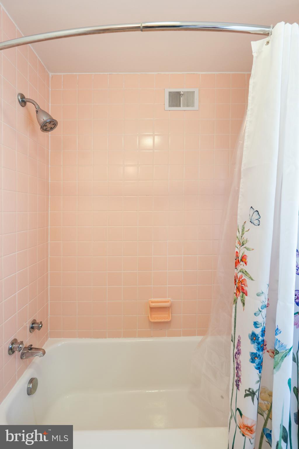 7316 Brightside Road Baltimore, MD 21212 - Photo 38 of 46 Shower/tub in hall bath.