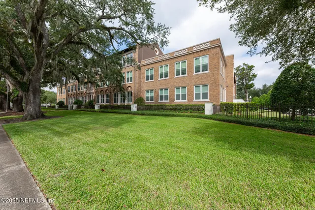 a view of a house with backyard and tree