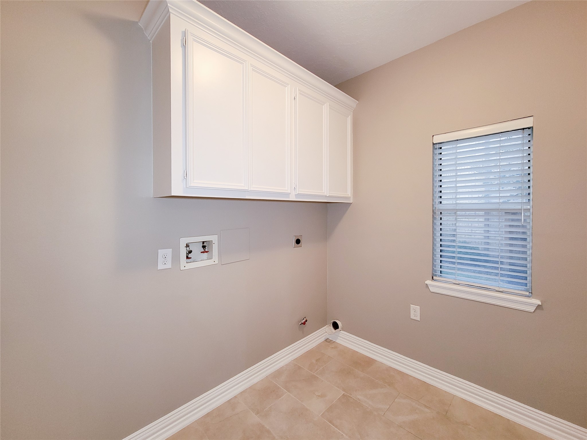 5507 Evening Shore Drive Houston, TX 77041 - Photo 31 of 50 a view of a window in an empty room