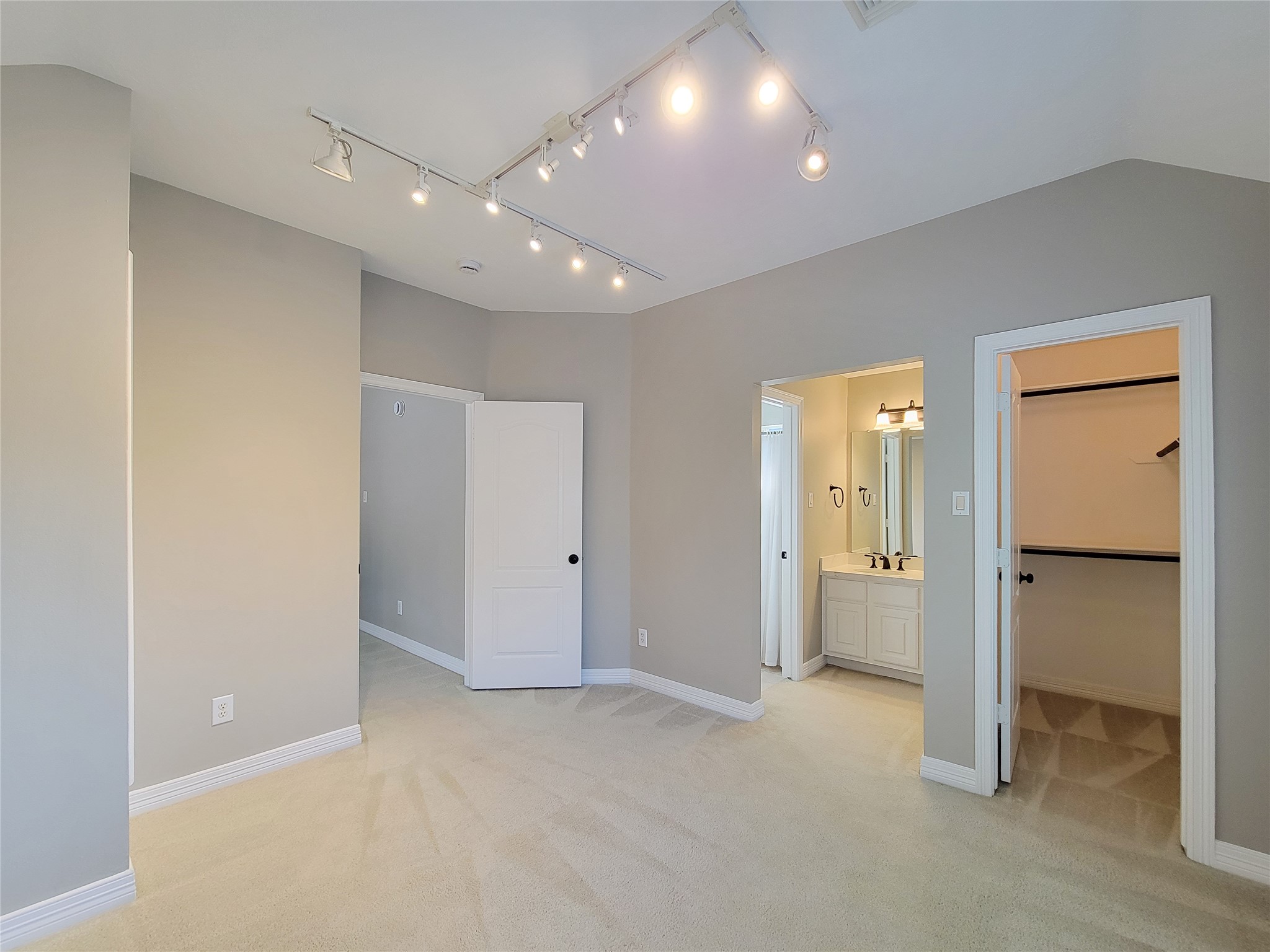 5507 Evening Shore Drive Houston, TX 77041 - Photo 37 of 50 an empty room with closet and a bathroom