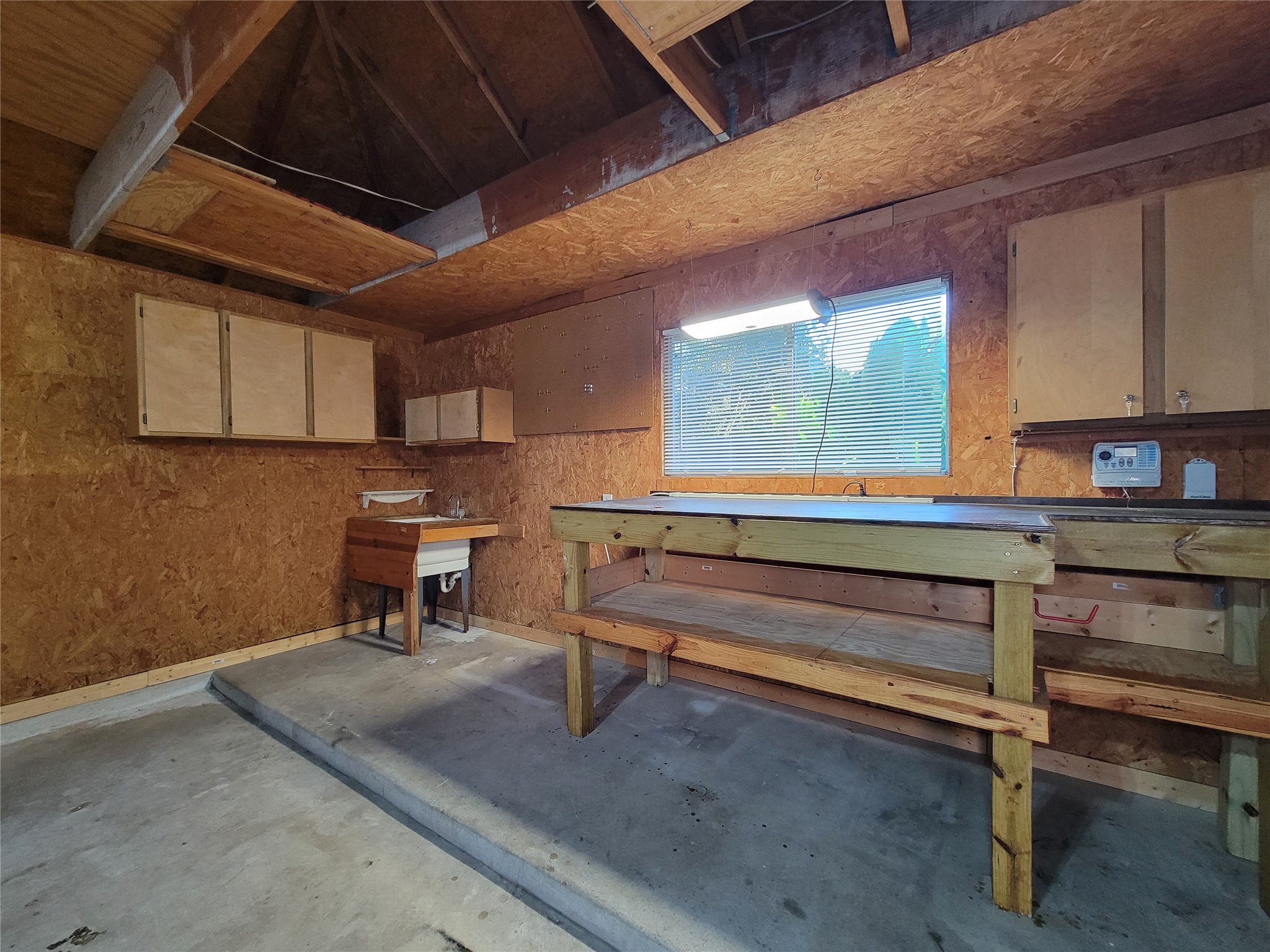 5507 Evening Shore Drive Houston, TX 77041 - Photo 45 of 50 a living room with furniture and a table