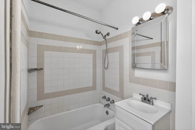 $950 | 459 Martin Street, Unit 2F, Philadelphia, PA 19128