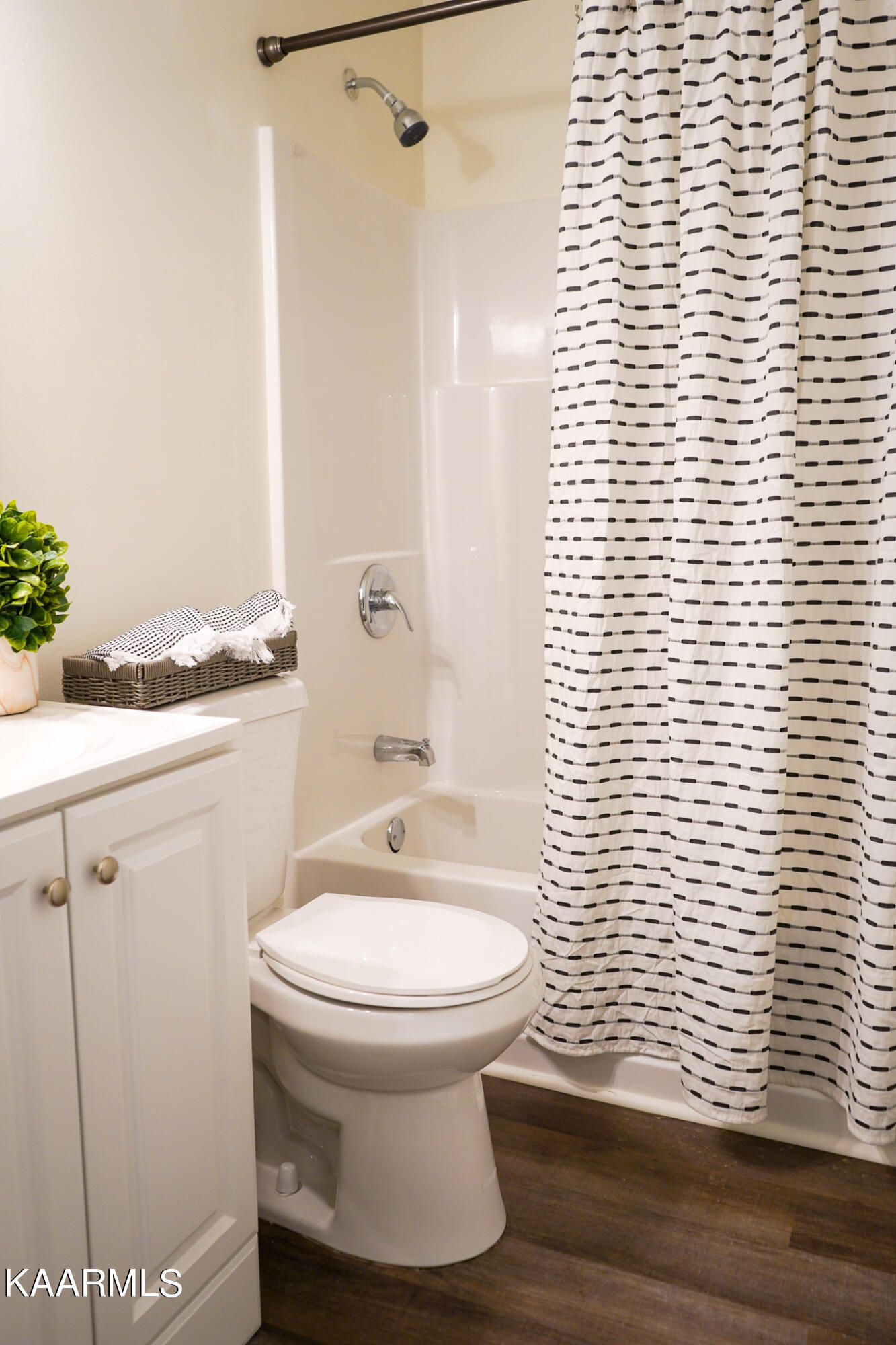4401 Nicholas Road Northwest Knoxville, TN 37912 - Photo 7 of 16 Bathroom