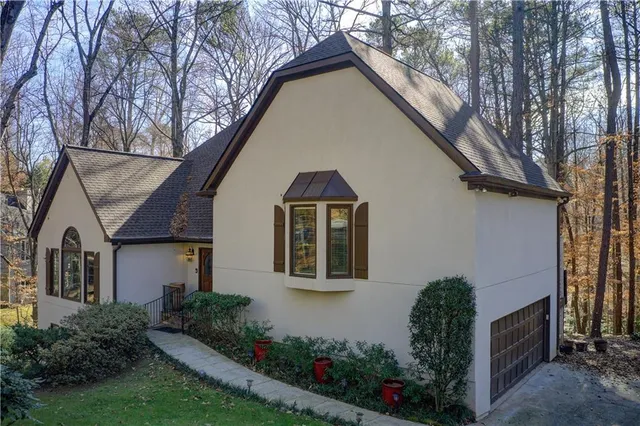 a view of backyard of the house