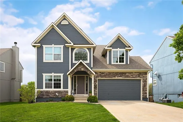 $415,000 | 712 South Adams Street, Raymore, MO 64083