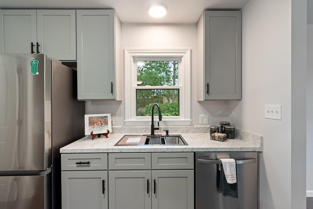 554 Stuart Street Daphne, AL 36526 - Photo 27 of 49 Kitchen