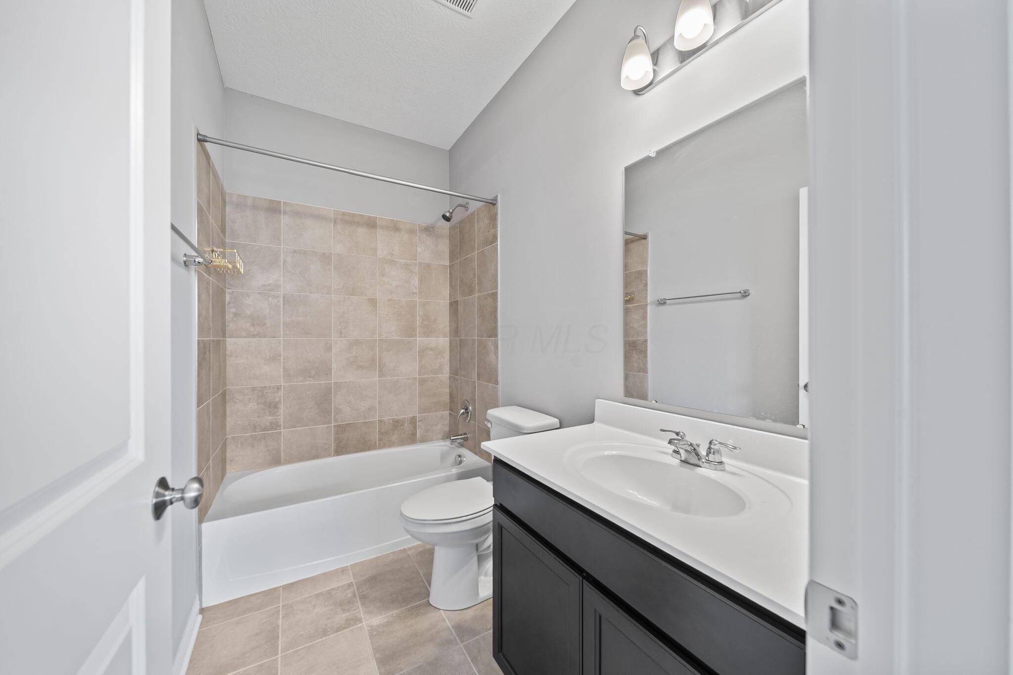 6158 Heather Ridge Drive Delaware, OH 43015 - Photo 21 of 51 Ensuite Bath in first floor bedroom