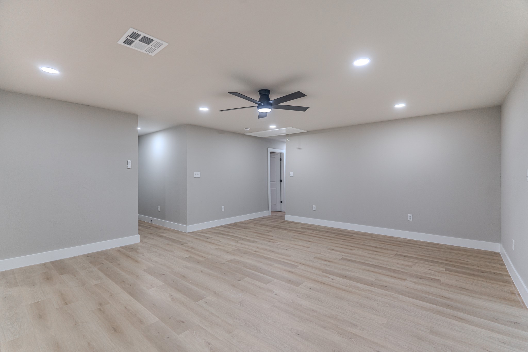 26701 Knottywood Oakhurst, TX 77359 - Photo 12 of 47 a view of an empty room with a ceiling fan