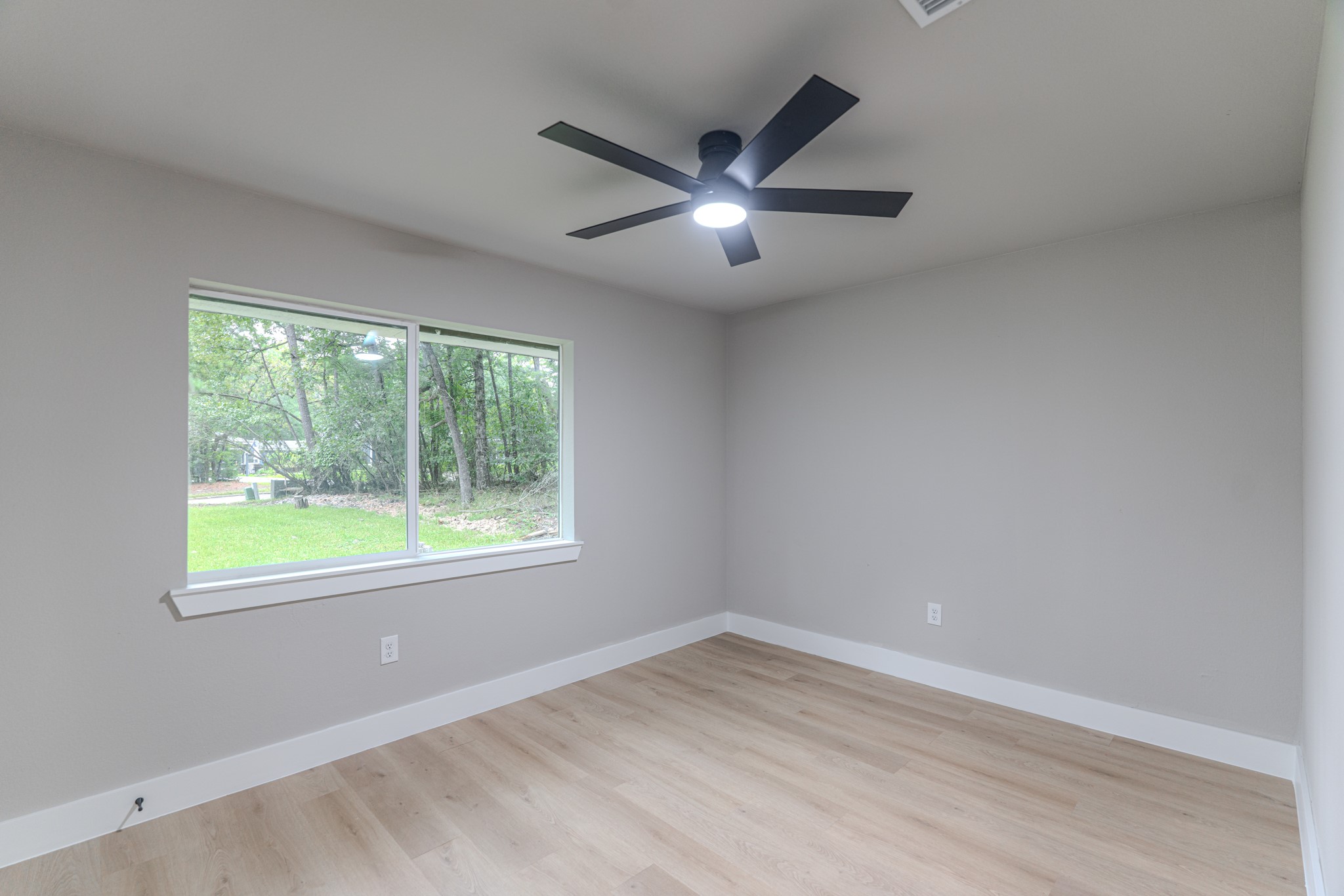 26701 Knottywood Oakhurst, TX 77359 - Photo 27 of 47 an empty room with a window