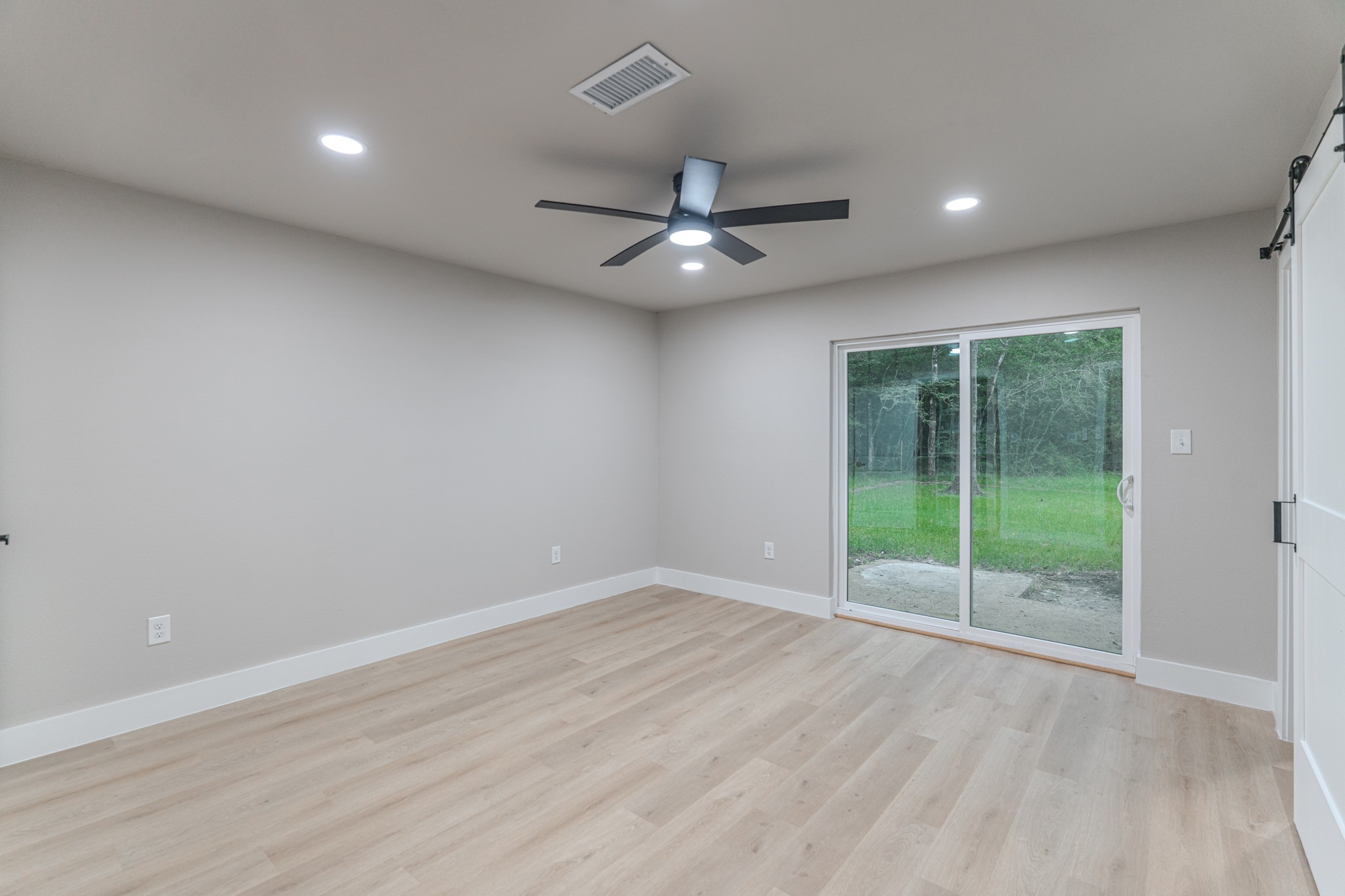 26701 Knottywood Oakhurst, TX 77359 - Photo 29 of 47 an empty room with floor to ceiling fan and windows