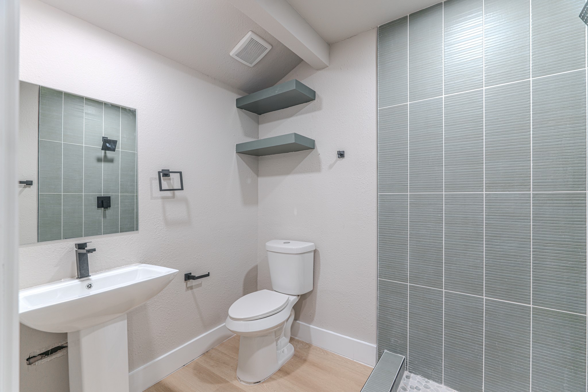 26701 Knottywood Oakhurst, TX 77359 - Photo 32 of 47 a bathroom with a toilet a sink and mirror