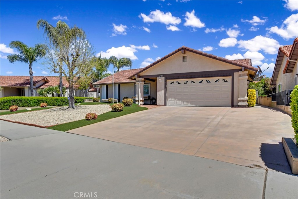 a view of yellow house with a yard