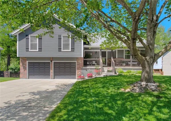 $375,000 | 300 Southeast Brownfield Drive, Lee's Summit, MO 64063