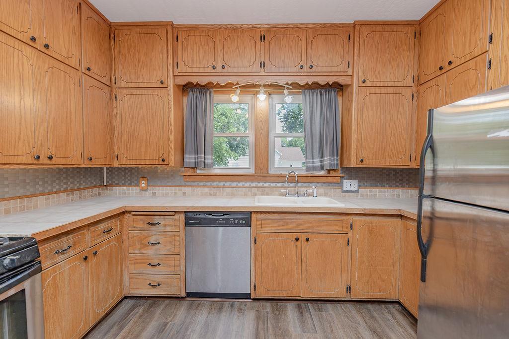 902 White Street Jackson, MN 56143 - Photo 9 of 58