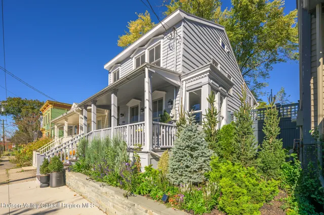 a view of entryway with outdoor area