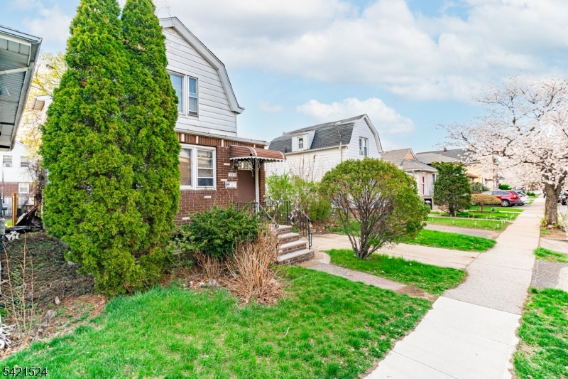 375 Westervelt Place Lodi, NJ 07644 - Photo 2 of 22