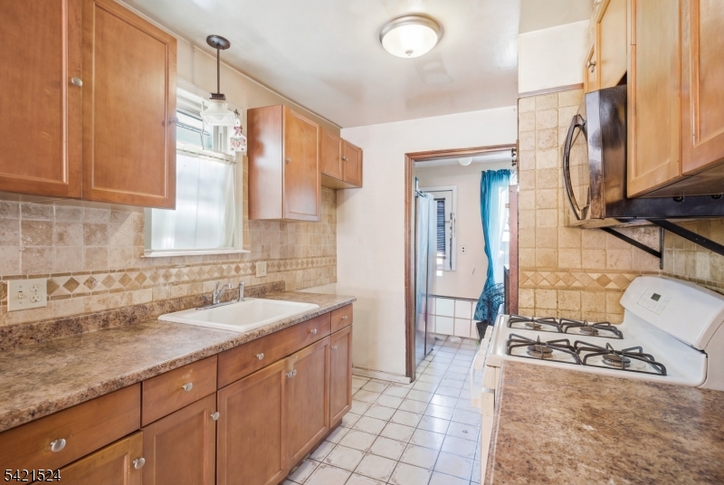 375 Westervelt Place Lodi, NJ 07644 - Photo 8 of 22