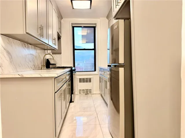 a en suite bathroom with a sink and a mirror
