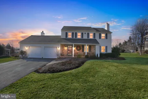 a view of an house with backyard and garden