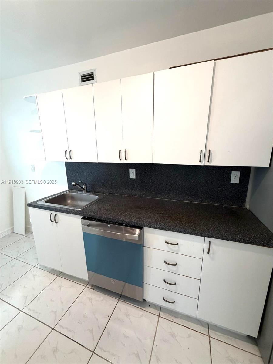 100 Lincoln Road, Unit 1027 Miami Beach, FL 33139 - Photo 8 of 27