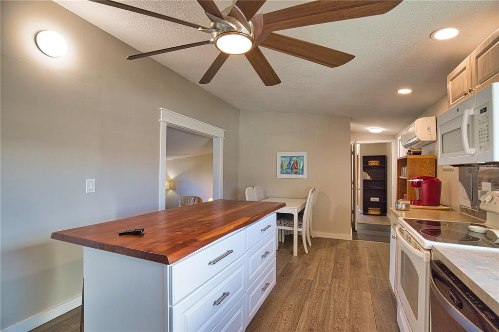 2302 Southeast Red Baron Drive Arcadia, FL 34266 - Photo 9 of 47 a kitchen that has a table and chairs in it