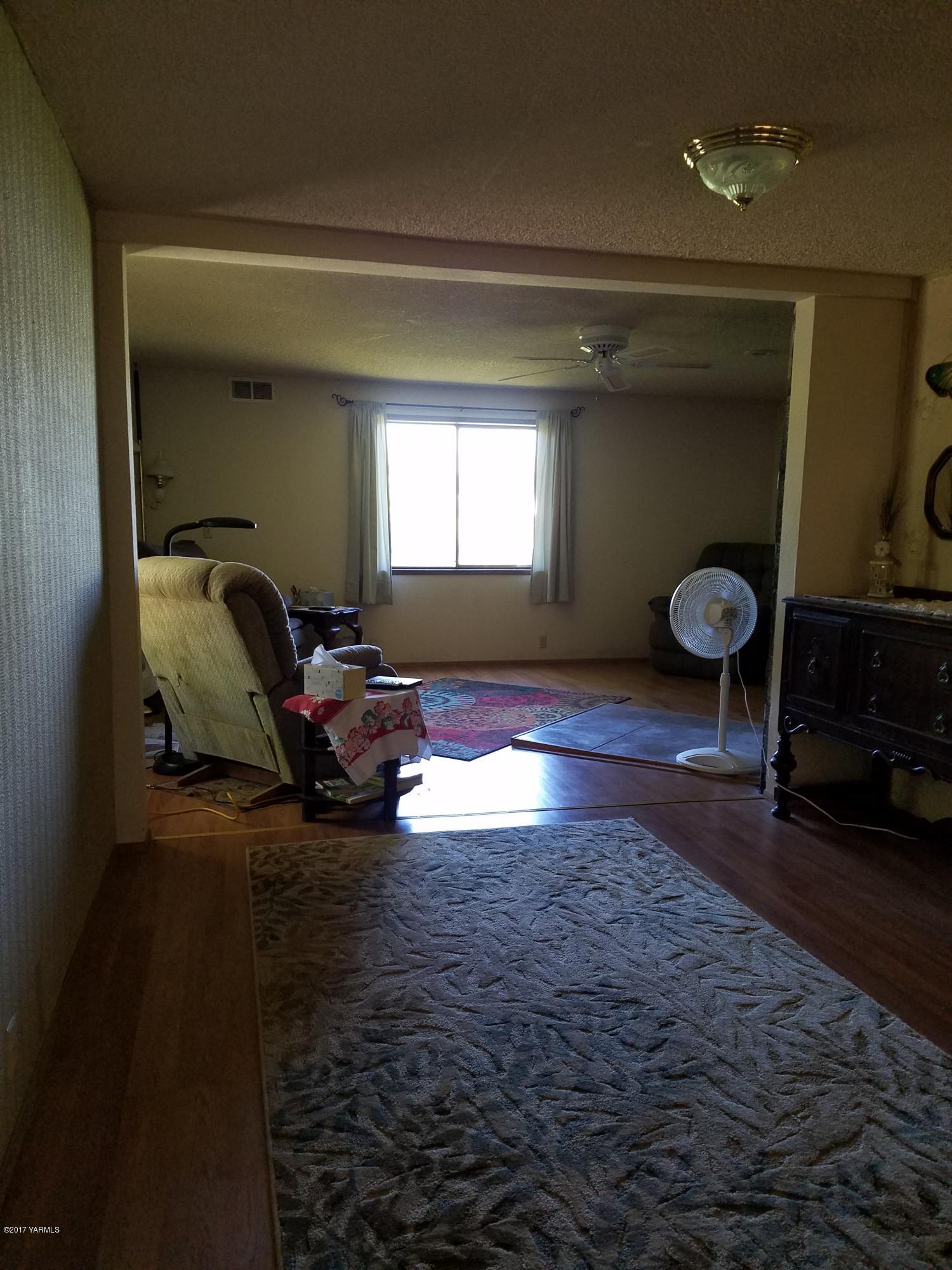 11704 Marble Road Yakima, WA 98908 - Photo 22 of 33 a living room with furniture chess board and a window