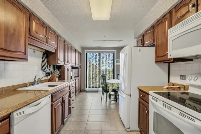 $285,000 | 7601 Lincoln Avenue, Unit 511, Skokie, IL 60077