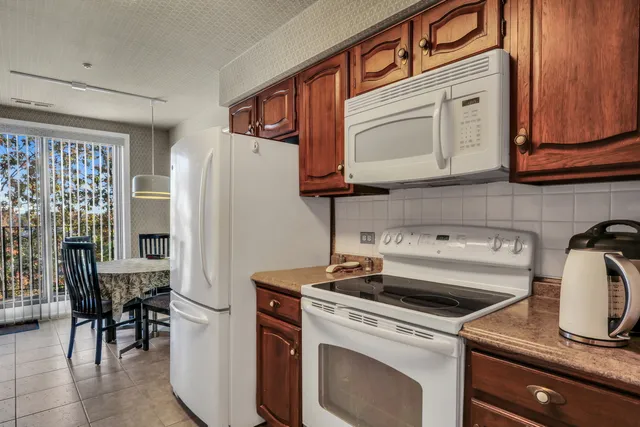 $285,000 | 7601 Lincoln Avenue, Unit 511, Skokie, IL 60077