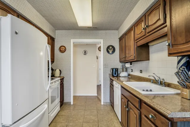 $285,000 | 7601 Lincoln Avenue, Unit 511, Skokie, IL 60077