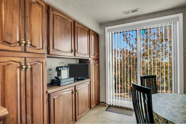 $285,000 | 7601 Lincoln Avenue, Unit 511, Skokie, IL 60077