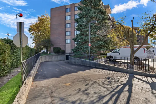 $285,000 | 7601 Lincoln Avenue, Unit 511, Skokie, IL 60077