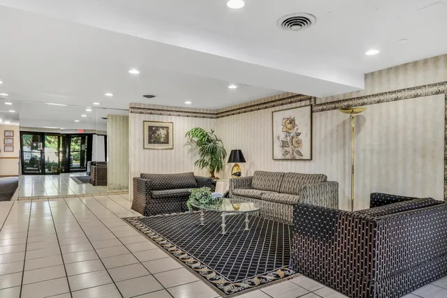 $285,000 | 7601 Lincoln Avenue, Unit 511, Skokie, IL 60077