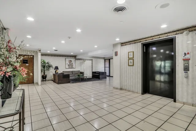 $285,000 | 7601 Lincoln Avenue, Unit 511, Skokie, IL 60077