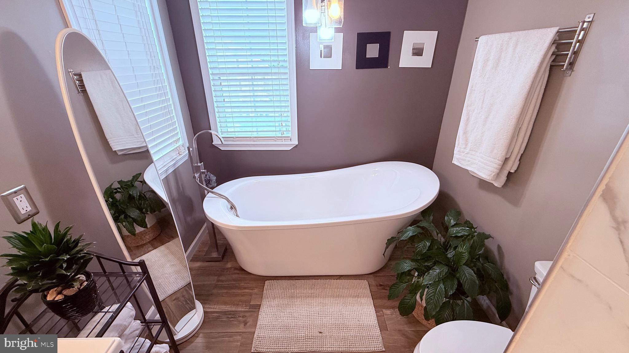 8905 Springview Road Philadelphia, PA 19115 - Photo 103 of 113 a bath room with a toilet and a tub